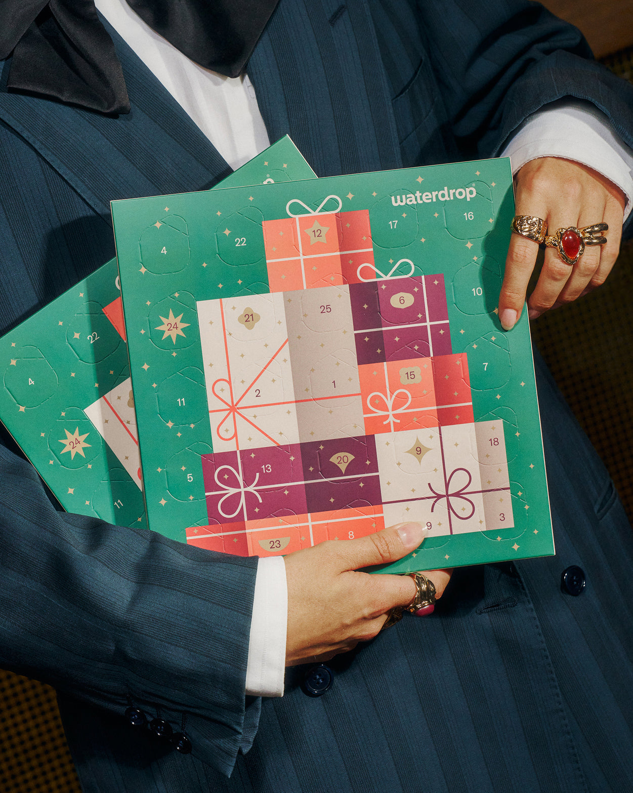 Persona con Confezione Doppia Calendari dell'Avvento Piccoli waterdrop®.