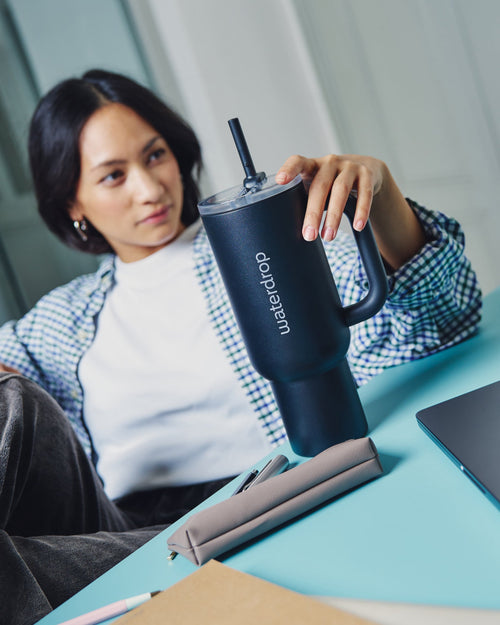 Set Scoperta Borraccia Termica Explorer tenuta da una donna.