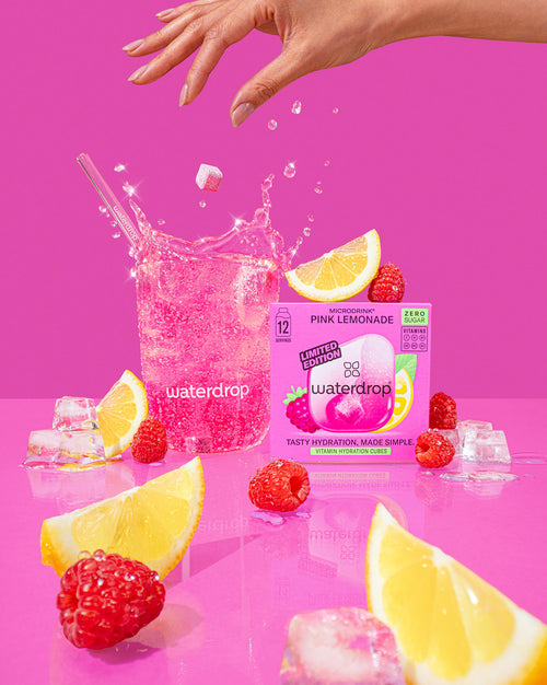 Cubo idratante “PINK LEMONADE” di waterdrop® in bicchiere frizzante.