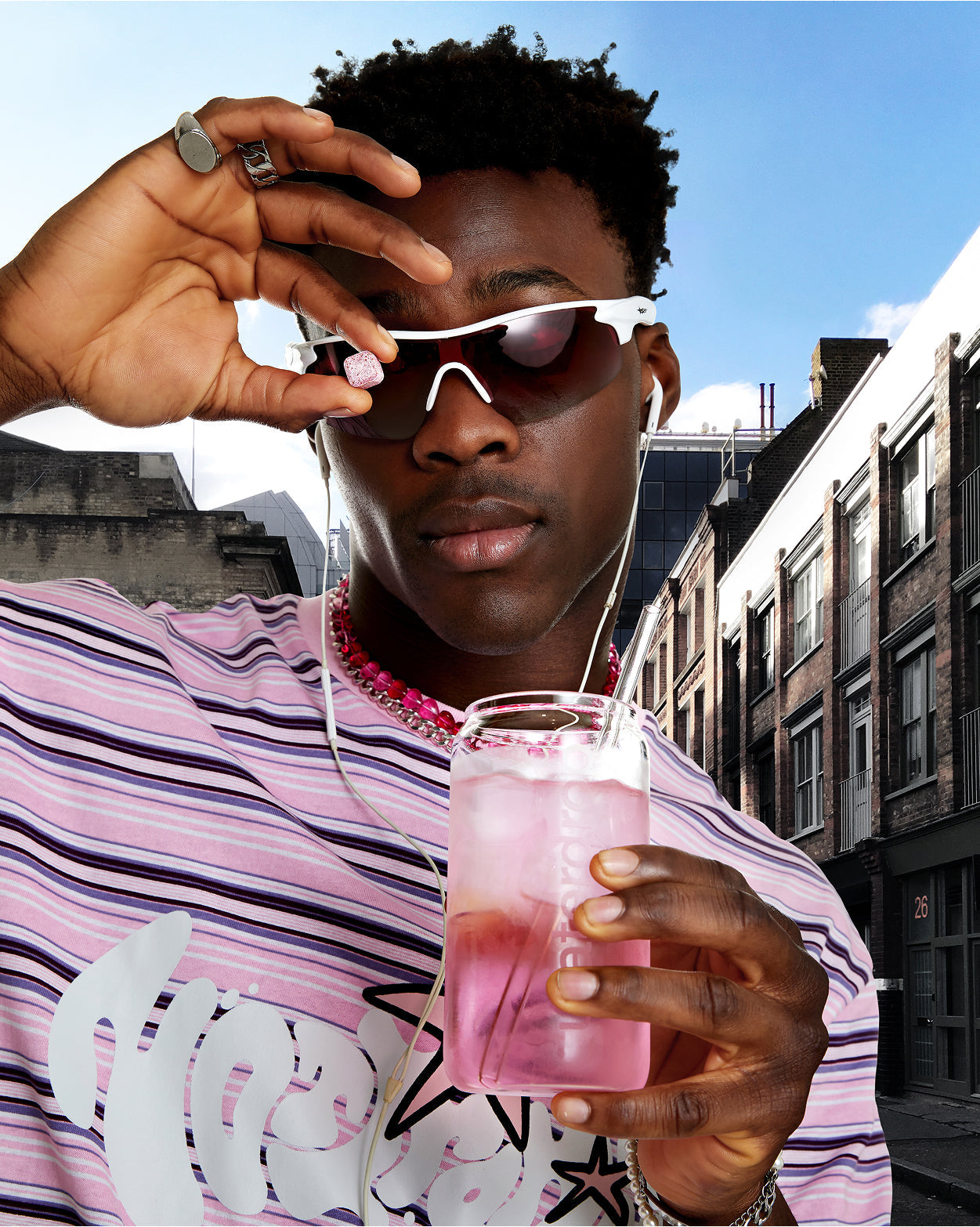 Uomo con PINK LEMONADE in un vaso di vetro.