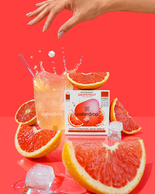 Set Basta Zucchero 4+1: Cubetti vitaminici al pompelmo con bicchiere d'acqua.