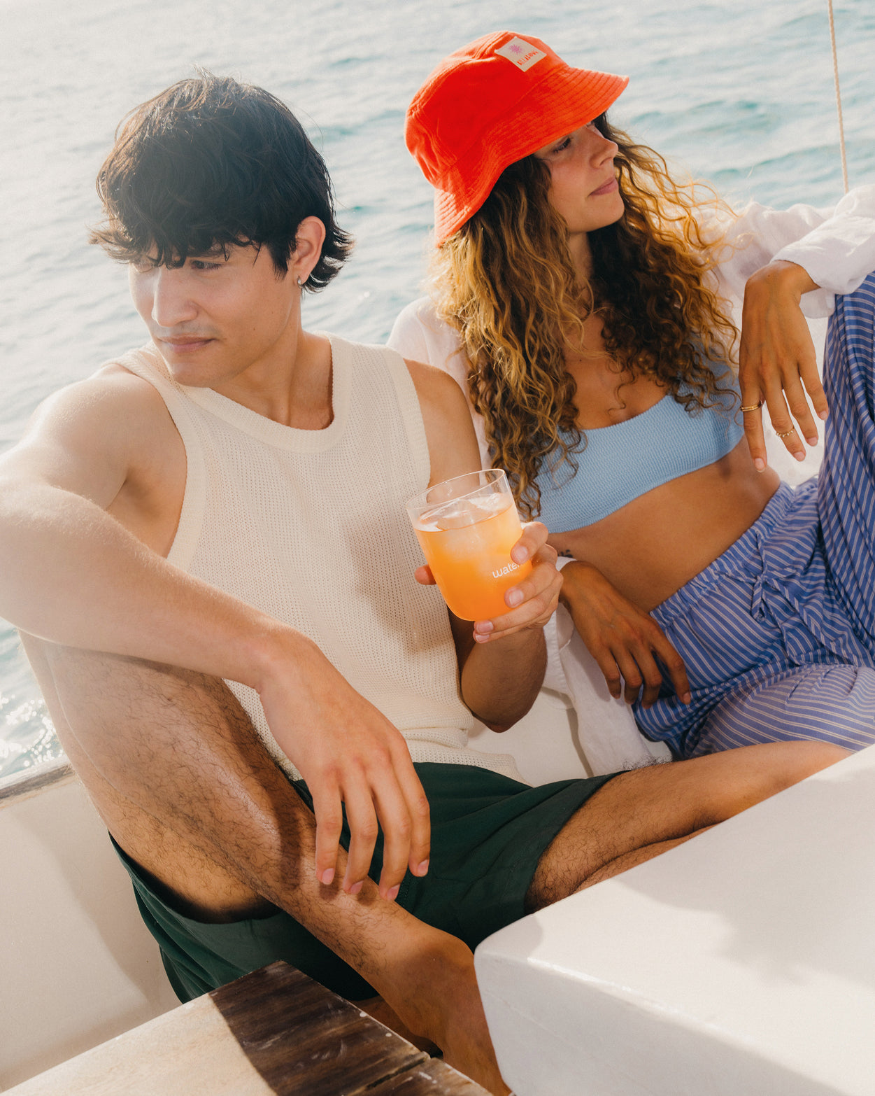 Coppia rilassata in barca con Set Basta Zucchero 4+1.