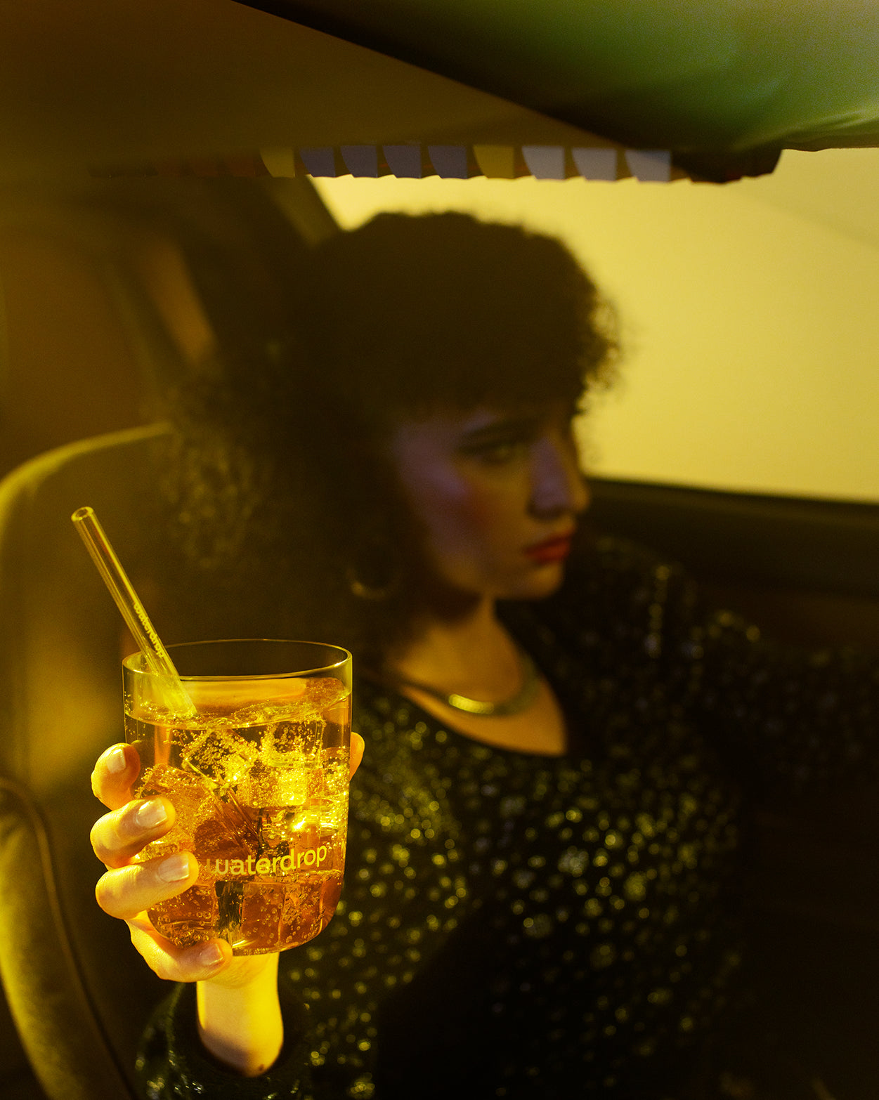 Set Ultimate Energy Booster in un bicchiere waterdrop® con cannuccia di vetro.