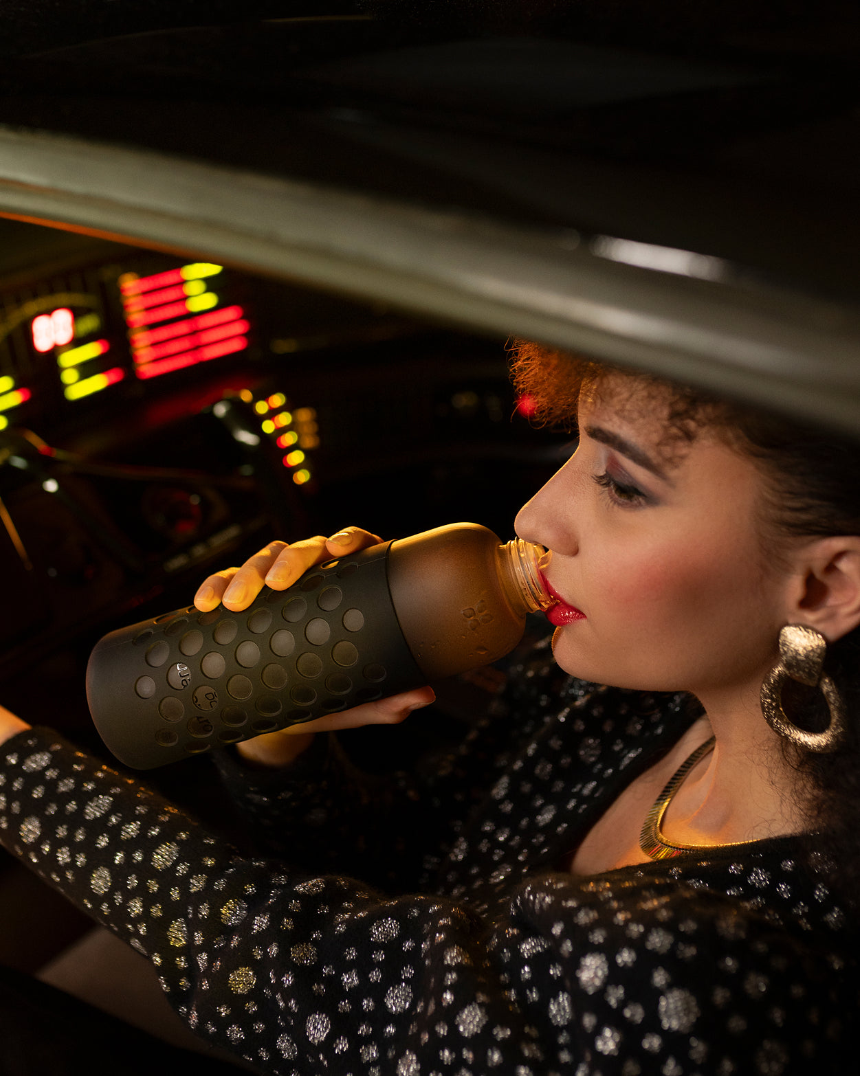 Donna beve da Set Vetro Satinato in Edizione Limitata nell'auto d'epoca.