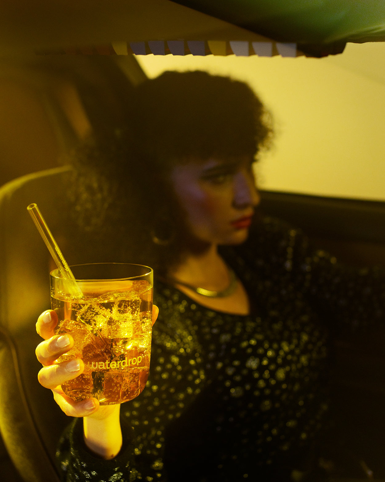 Set Vetro Satinato in Edizione Limitata con bevanda frizzante.