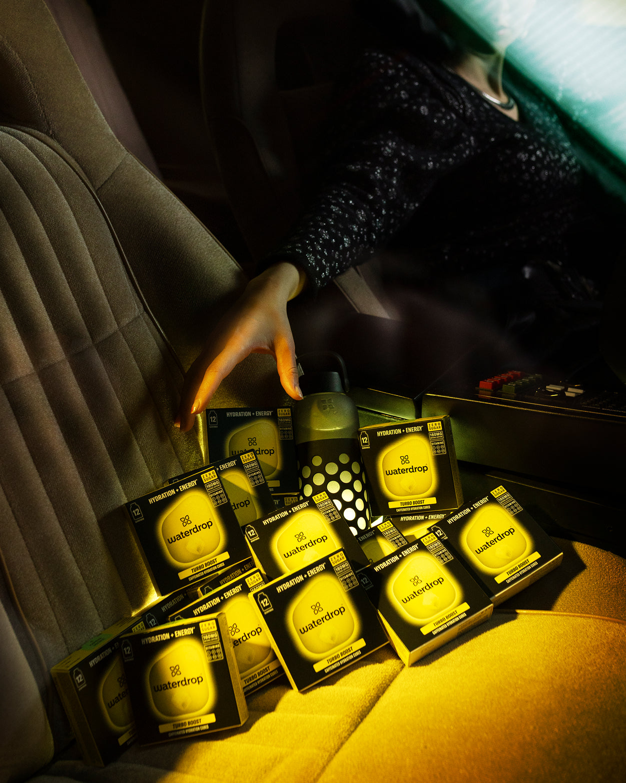 TURBO BOOST scatole energia nella zona passeggero auto con bottiglia.