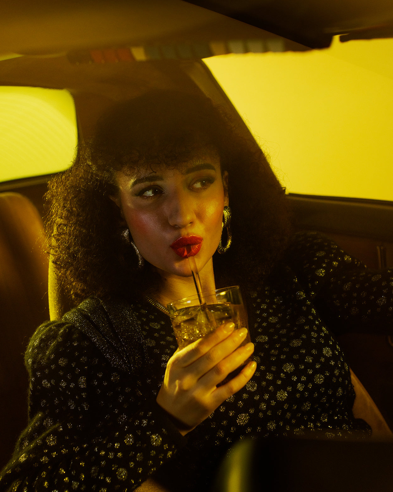 Donna in auto con Confezione Doppia Microenergy BOOST.