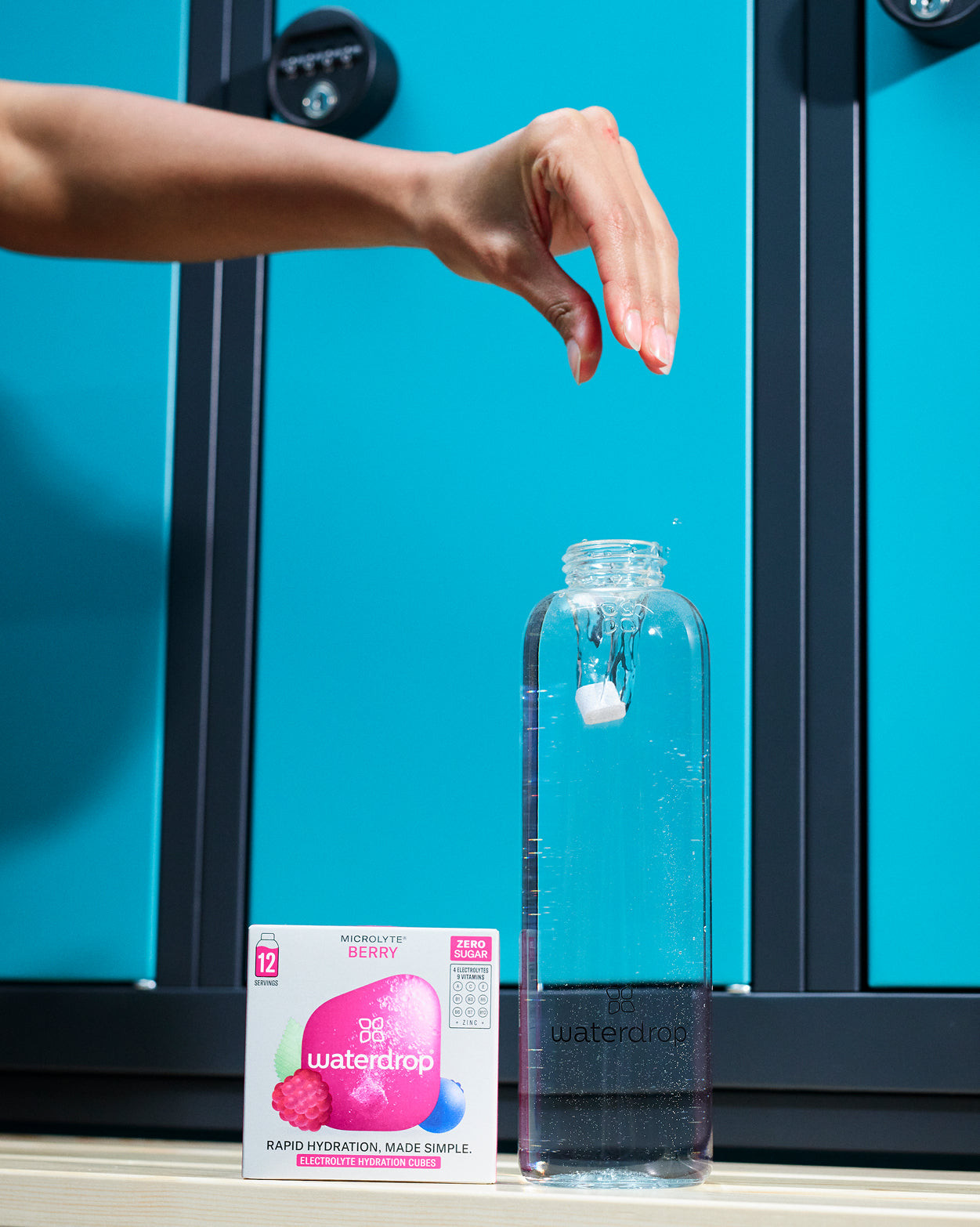 Set Idratazione Turbo per l'Allenamento: cubetto Microlyte BERRY nell'acqua.