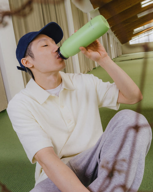 Borraccia Ultraleggera · Coperchio a Ribalta utilizzata da un uomo.