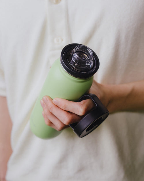 Borraccia Ultraleggera con Coperchio Beccuccio in mano.