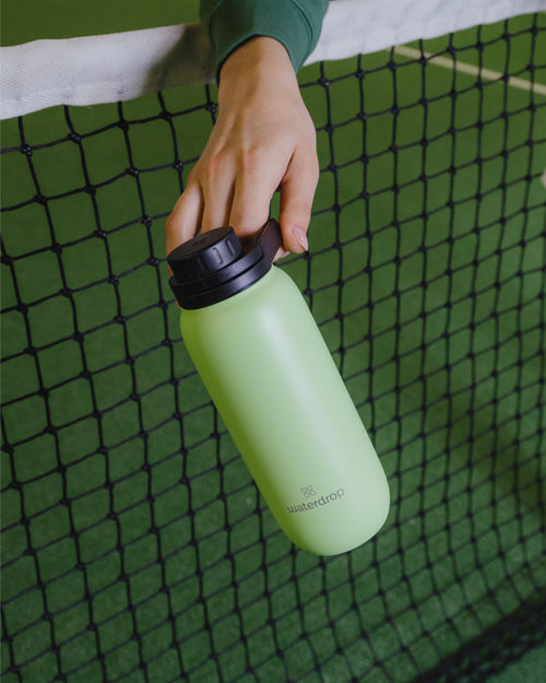 Borraccia Termica · Coperchio a Ribalta tenuta in mano.