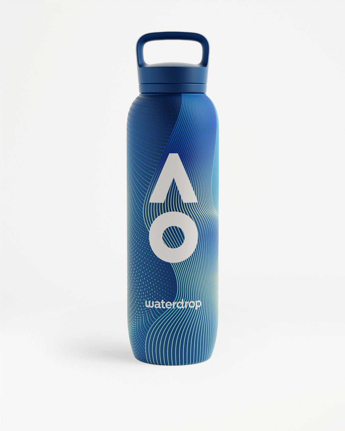 Bottiglia d'acqua blu con tappo a maniglia e logo AO bianco.