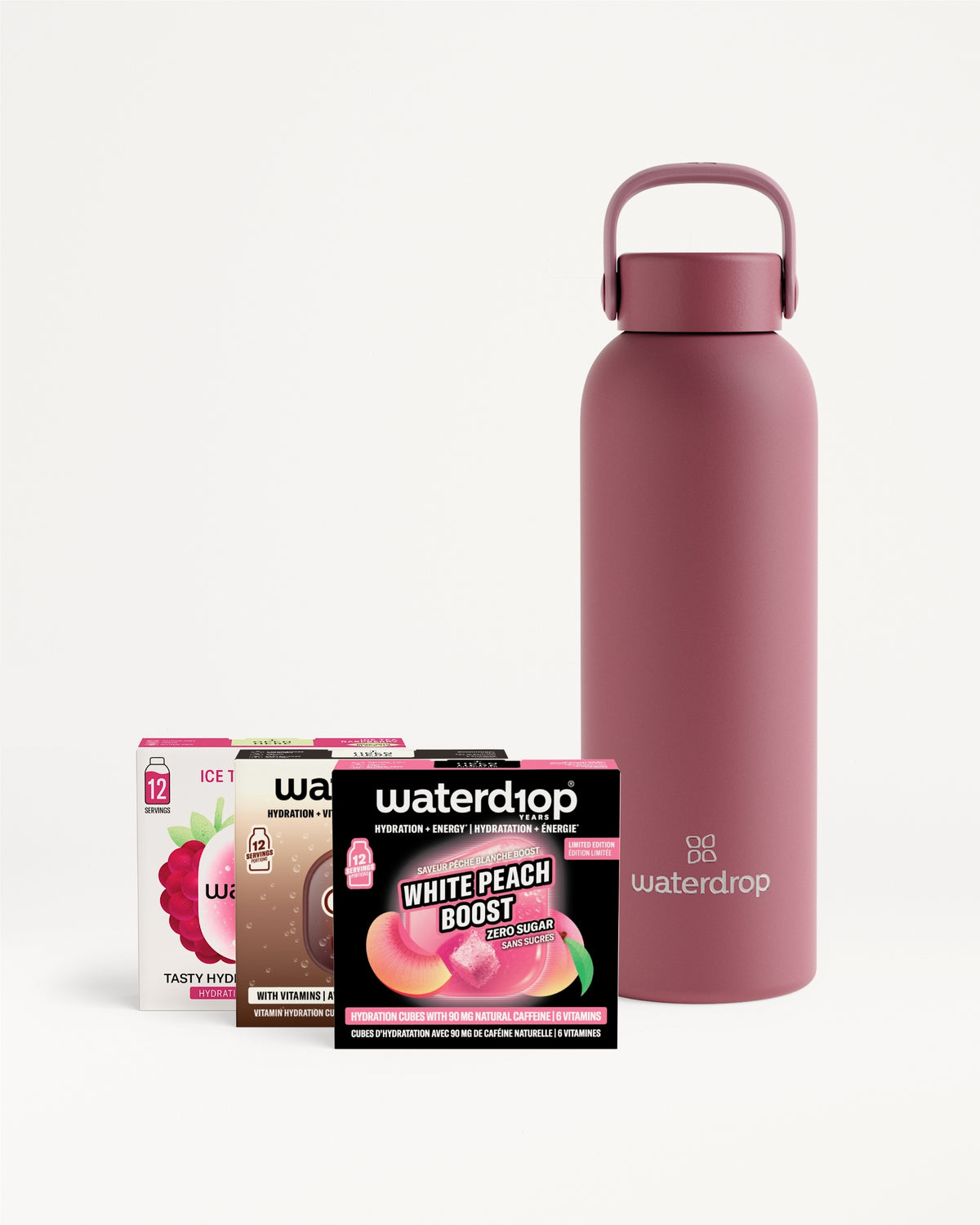 Bottiglia d'acqua isolata rosa opaca con manico, accanto a diverse confezioni di bustine di gusto.