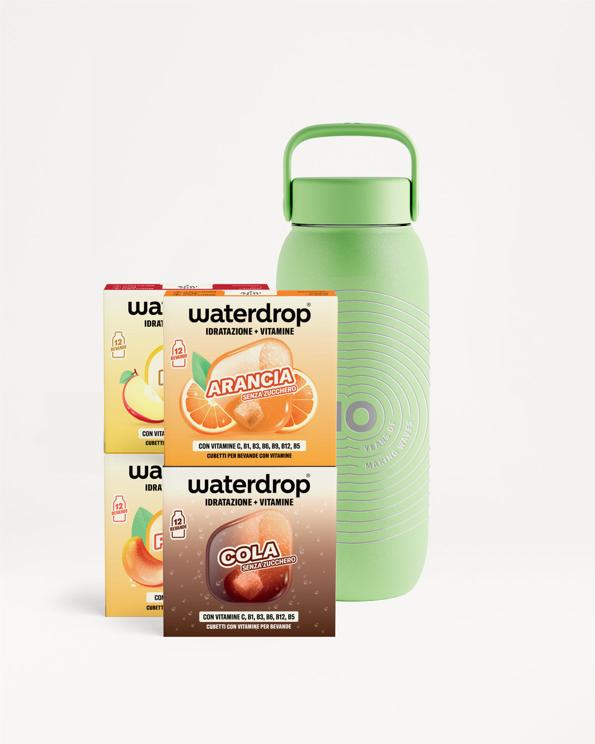 Confezioni Waterdrop per idratazione in scatole accanto a una bottiglia riutilizzabile verde.