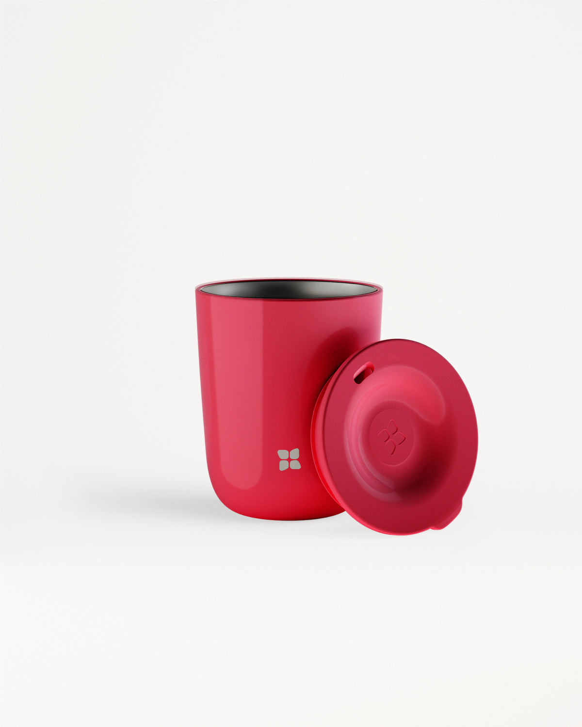 Mug rosso con coperchio rosso su sfondo bianco.