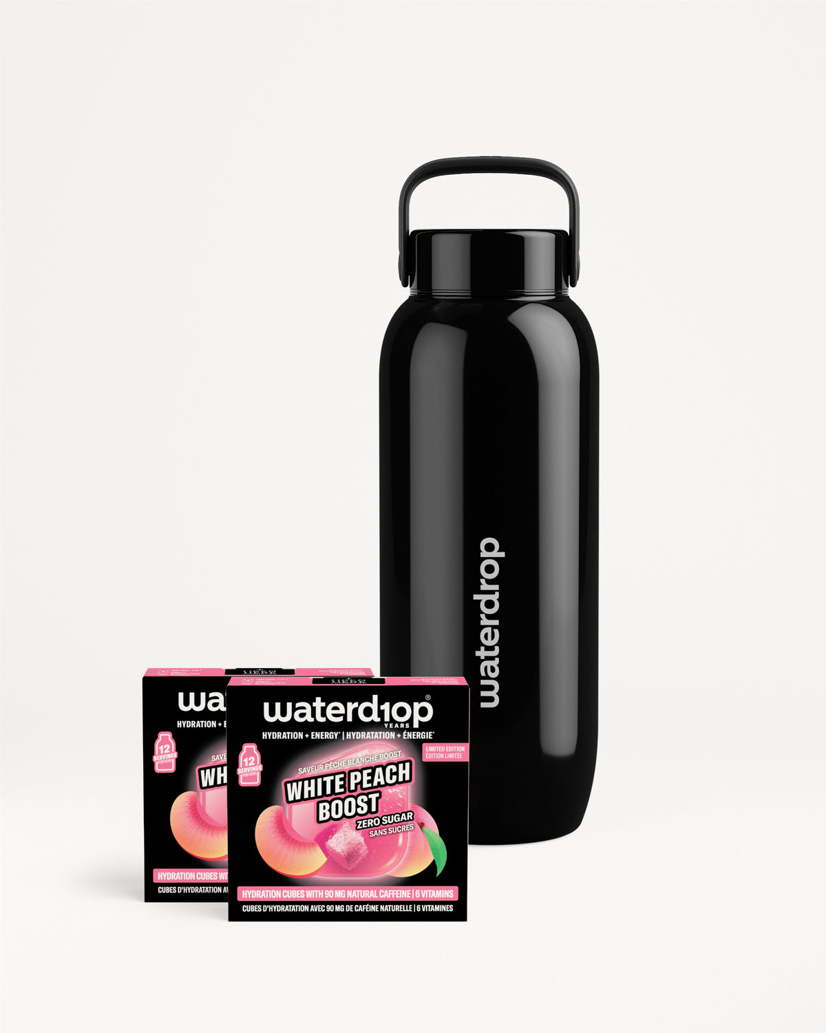 Bottiglia d'acqua riutilizzabile in acciaio inossidabile nera con manico, mostrata accanto a due piccole confezioni di gusto.