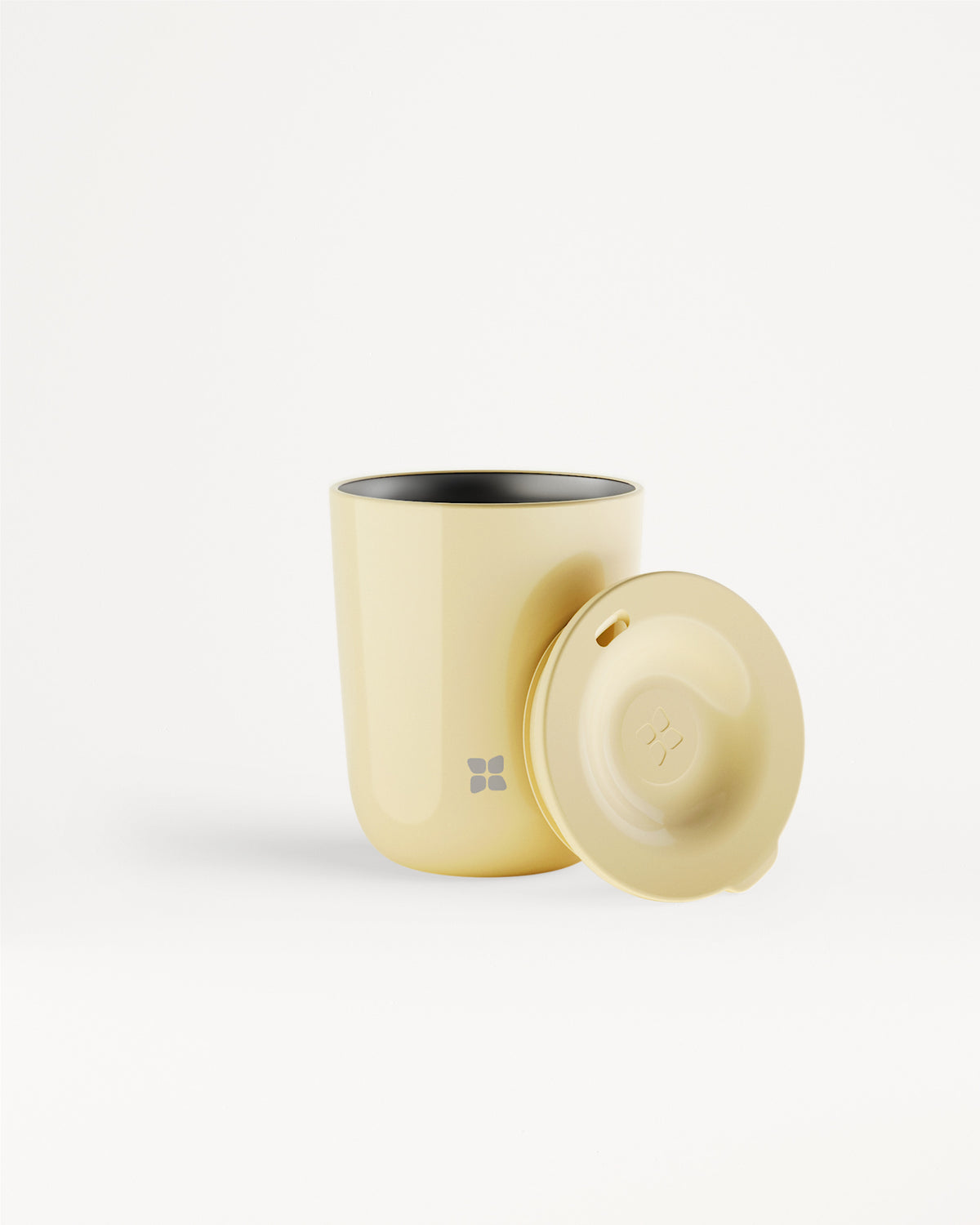 Tazza/beige tumbler con coperchio abbinato accanto.
