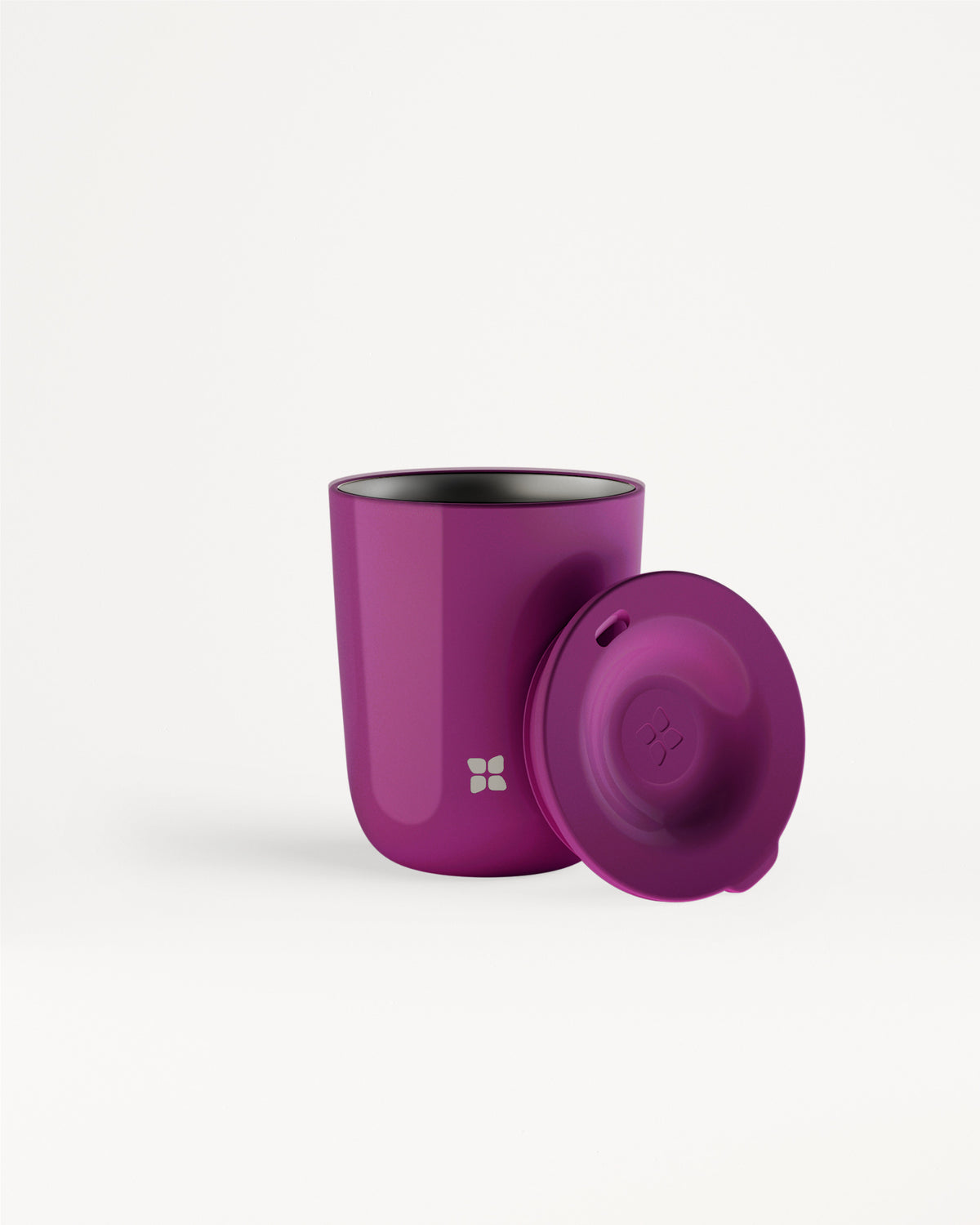 Tazza viola con coperchio su sfondo bianco.