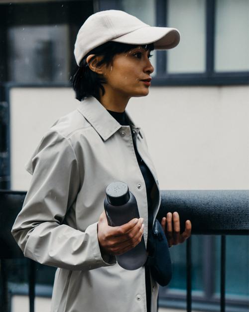Vetro Satinato tenuta in mano da persona con cappello bianco.