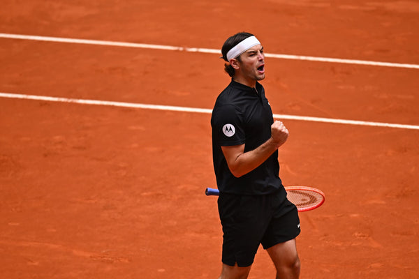 La star del tennis Taylor Fritz fa il tifo sul campo da tennis