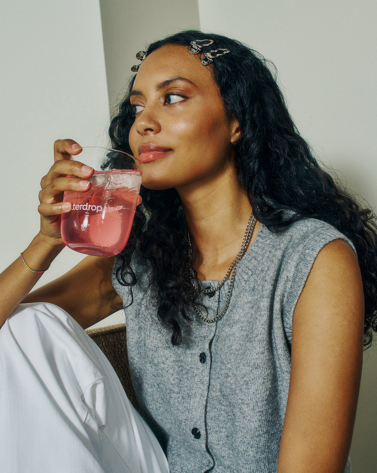 Donna beve Microdrink dalla Confezione Doppia Calendari dell'Avvento Piccoli.