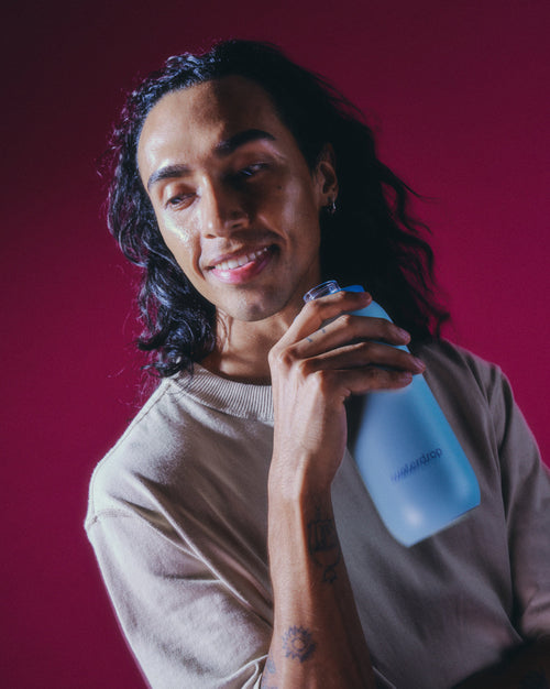 Persona con Borraccia Termica · Coperchio con Beccuccio waterdrop®.