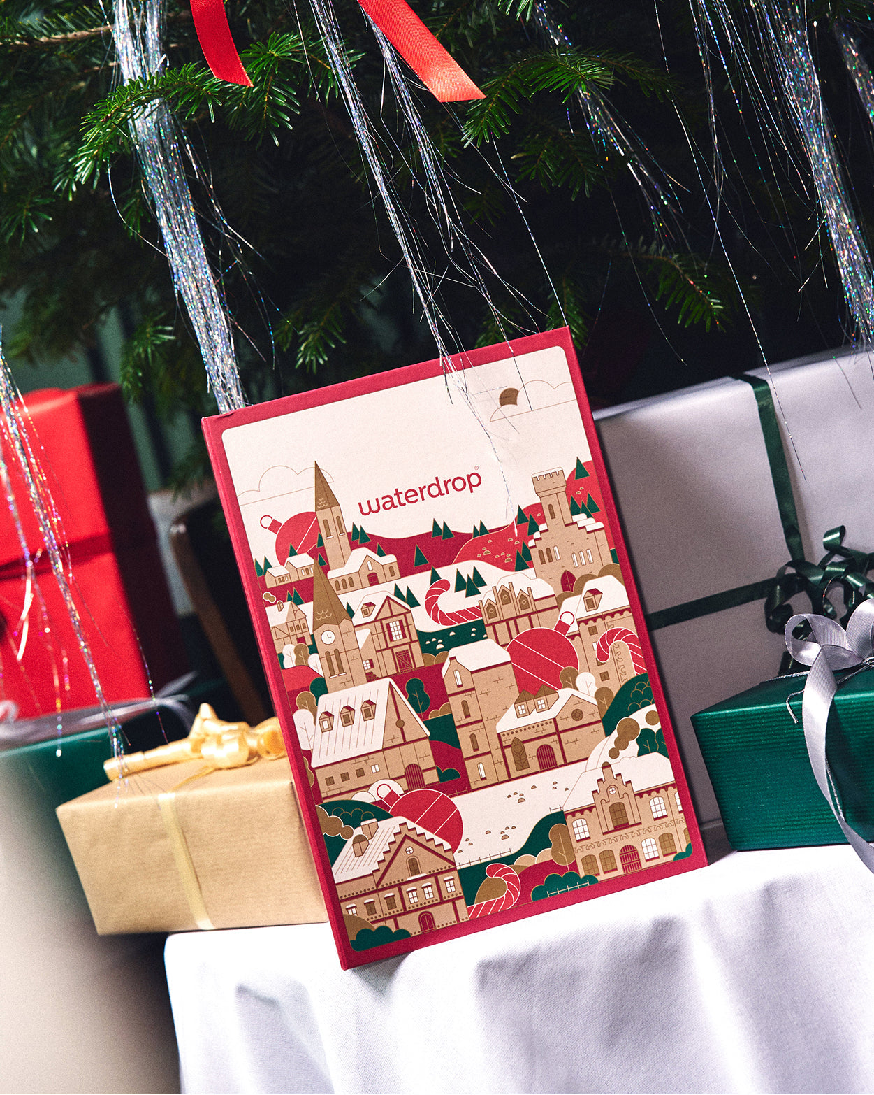 Calendario dell'Avvento Set Regalo: Bottiglia in Vetro Ricola sotto l'albero.