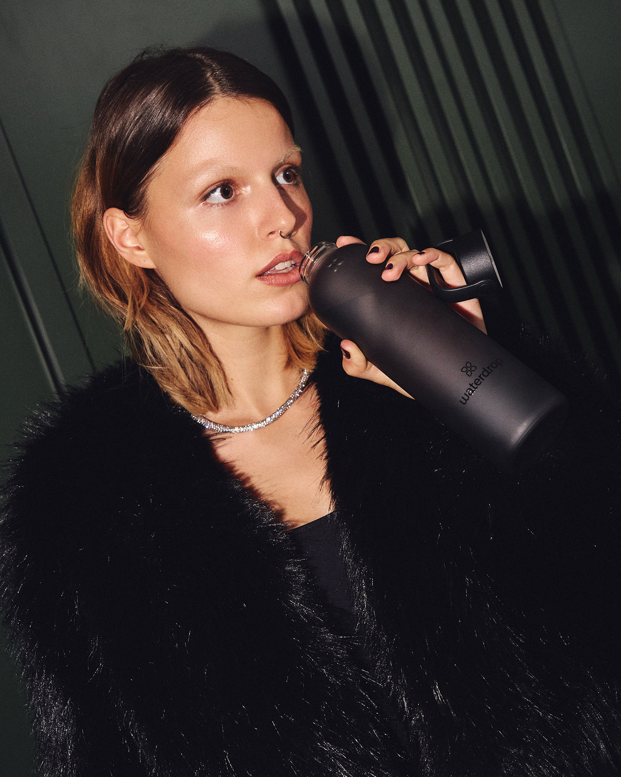 Giovane con Bottiglia in Vetro Satinato waterdrop pronta a bere.