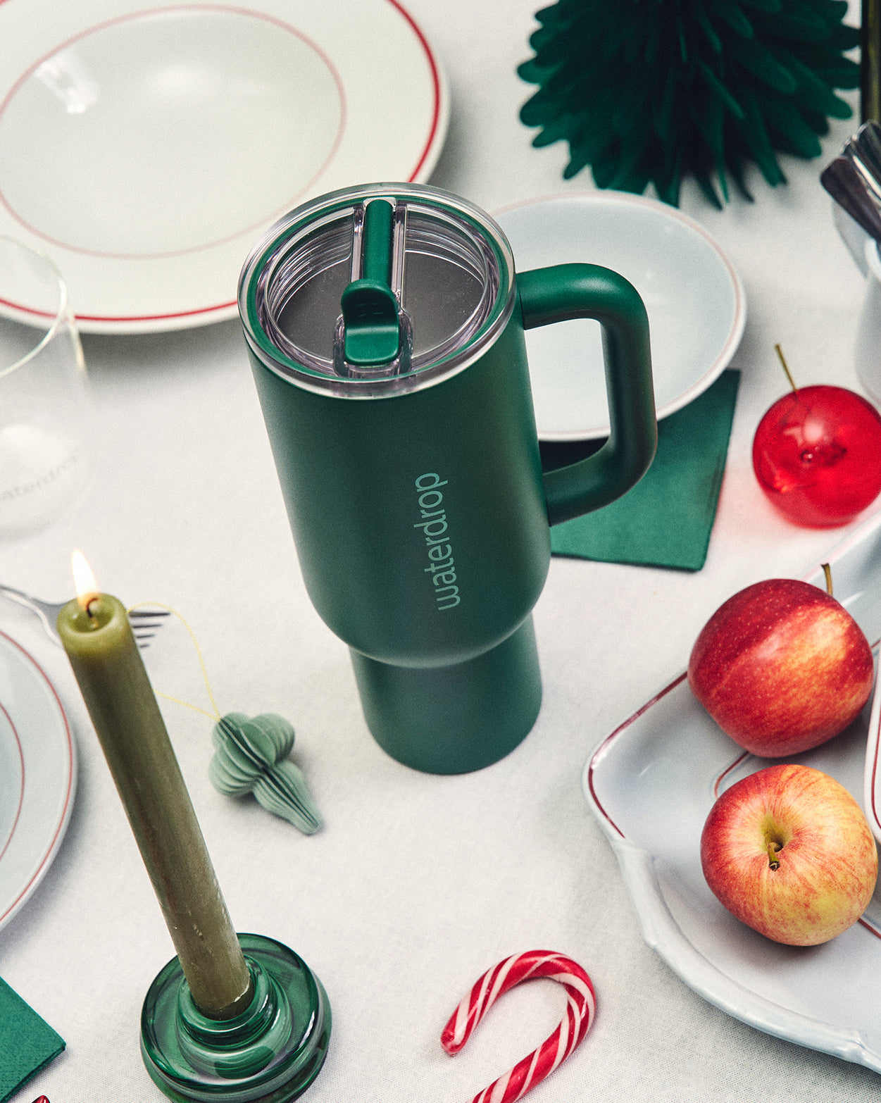 Naughty or Nice Hydration Set con thermos verde su tavolo festivo.