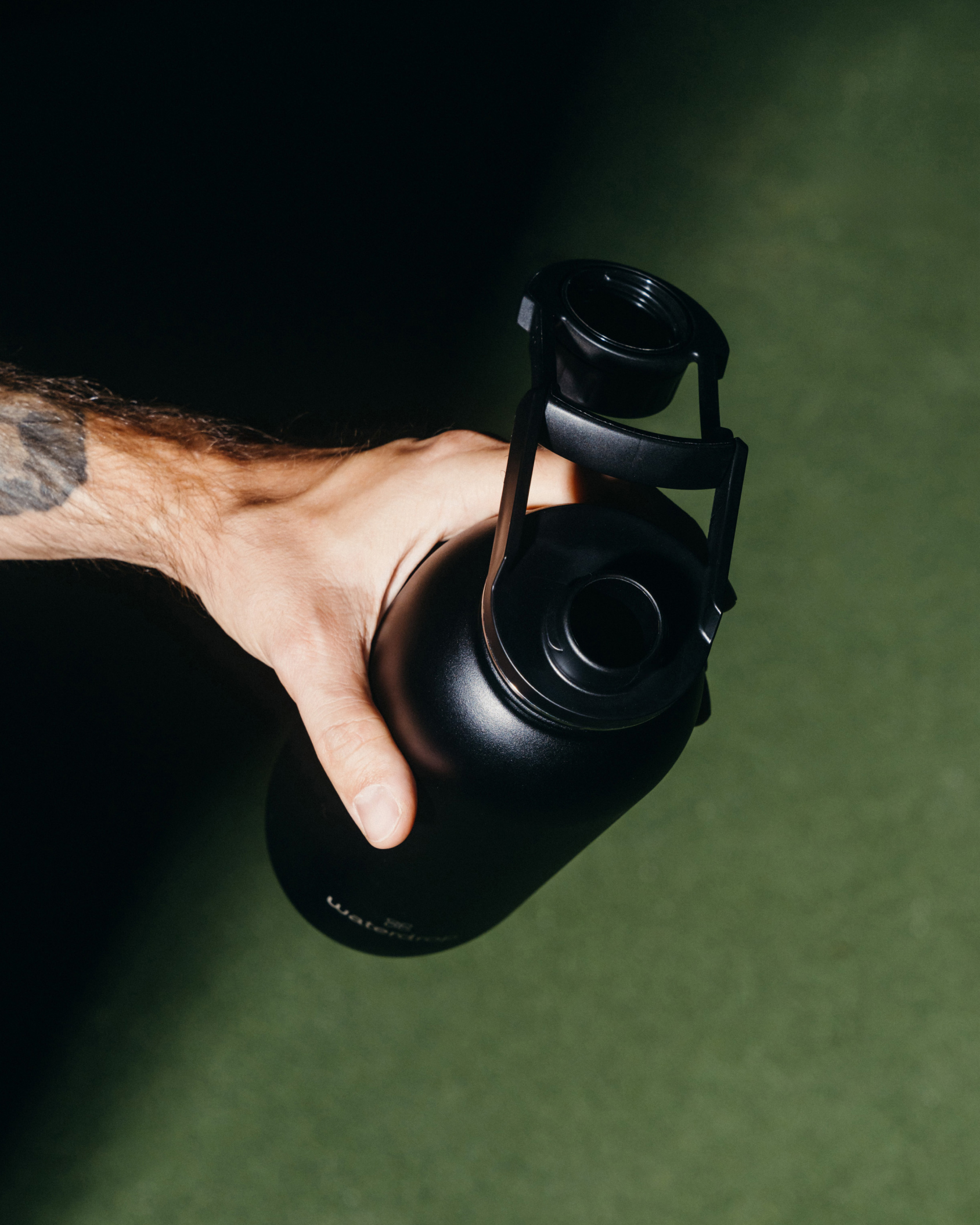 Borraccia Ultraleggera · Coperchio a Ribalta, mano con tatuaggio.