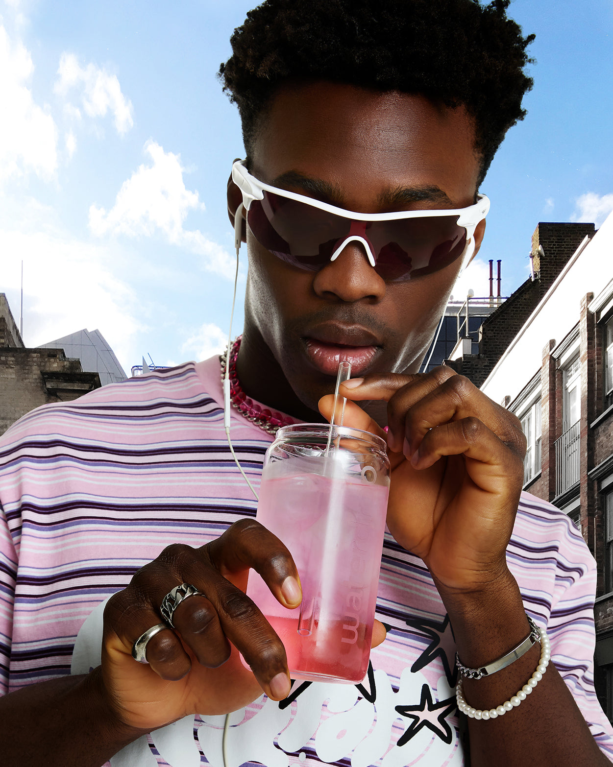 Giovane con Set Gusti Frizzanti, microdrink in barattolo.