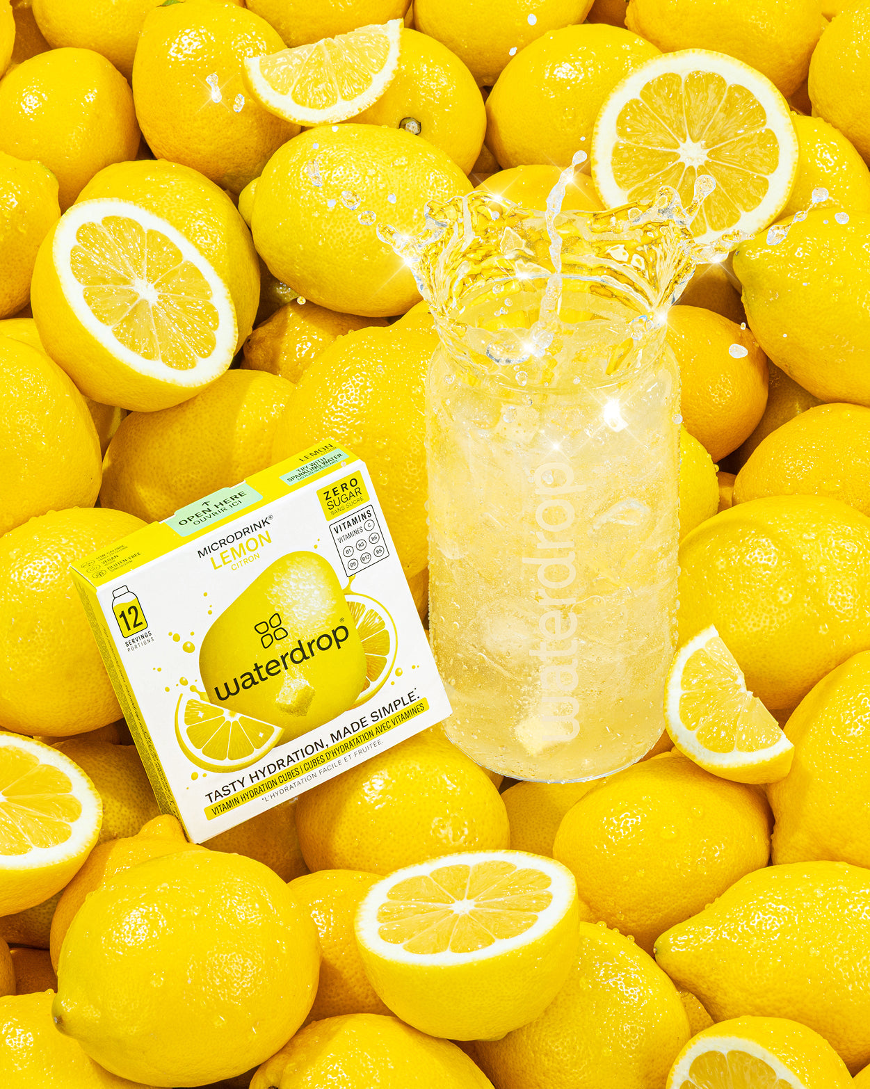 Cubetti Set Frosted Limo-la davanti a limoni freschi.