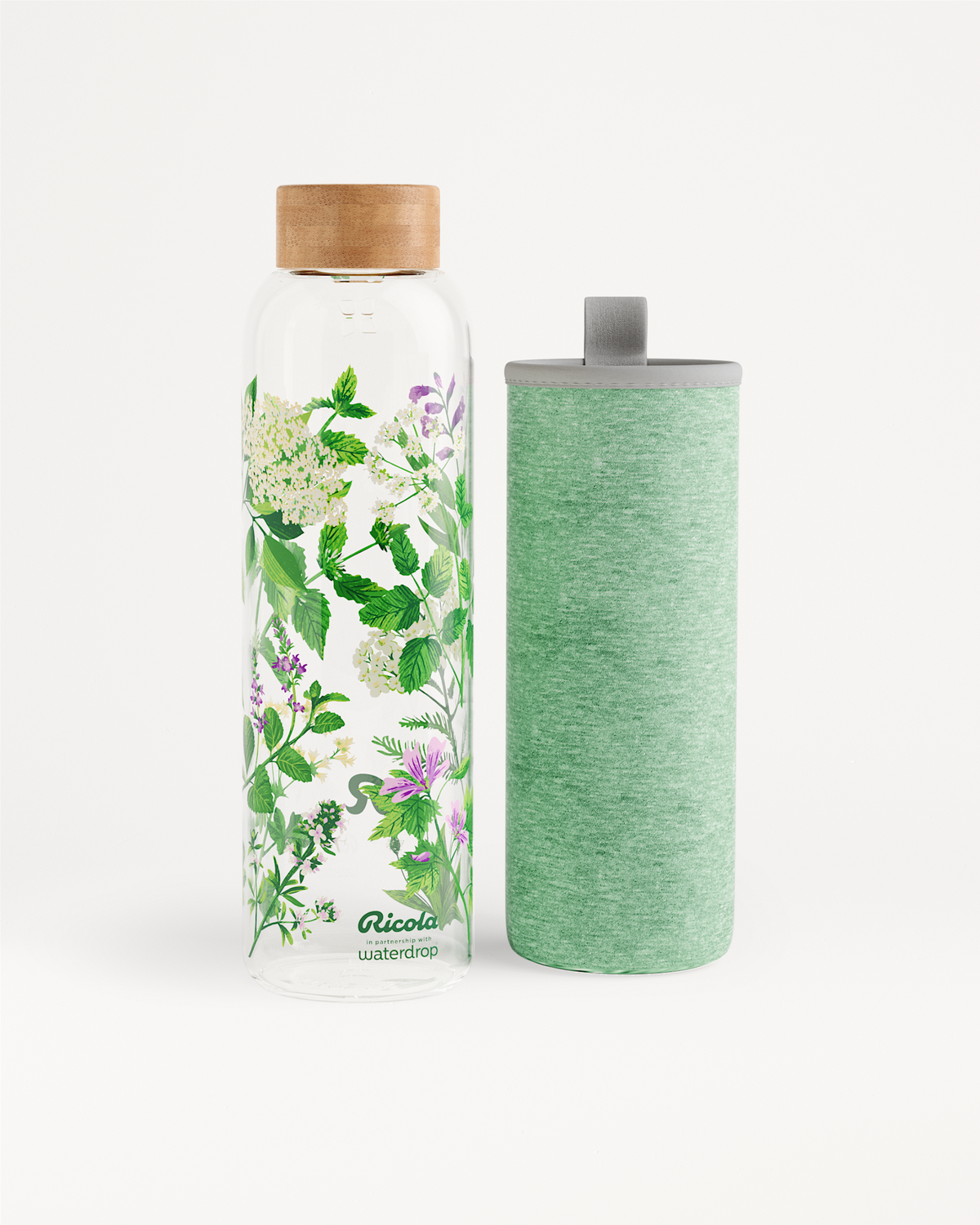 Bottiglia Ricola Edition Glass con illustrazioni di erbe e fiori.