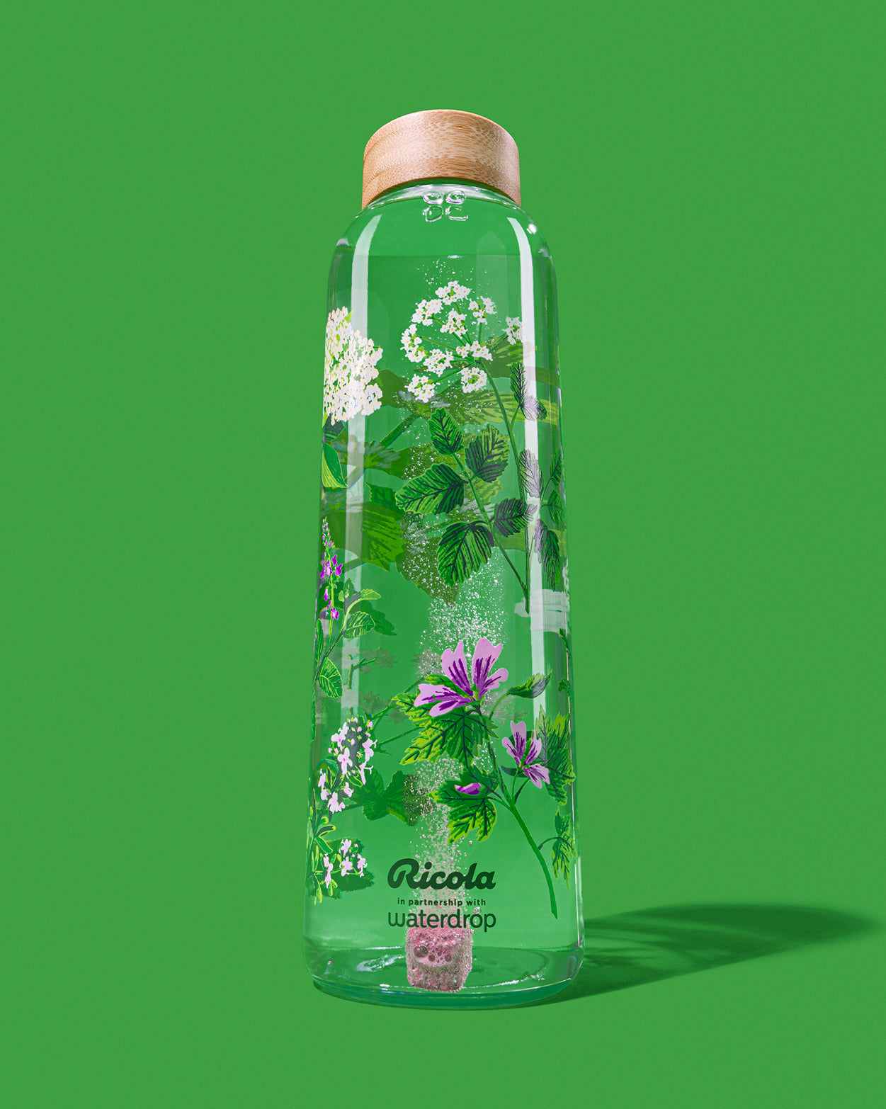 Borraccia Ricola Edition con illustrazioni botaniche, cubetto effervescente visibile.