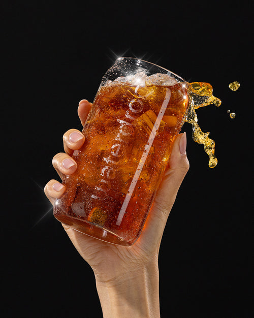 Set il meglio della COLA: bevanda ambrata frizzante in bicchiere.