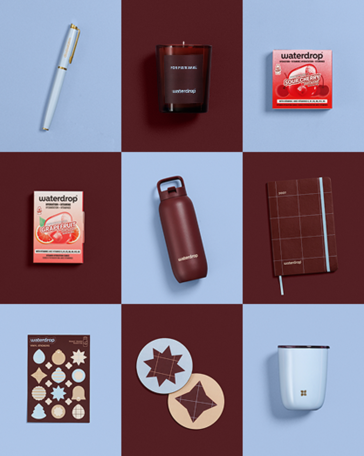 Griglia di nove elementi con prodotti lifestyle: penna, borraccia bordeaux, scatole rosse, taccuino a quadre, stampi per biscotti, forme a stella e una tazza azzurra chiaro.