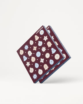 Due carte regalo borgogna sovrapposte con icone circolari a forma di stella su sfondo bianco.