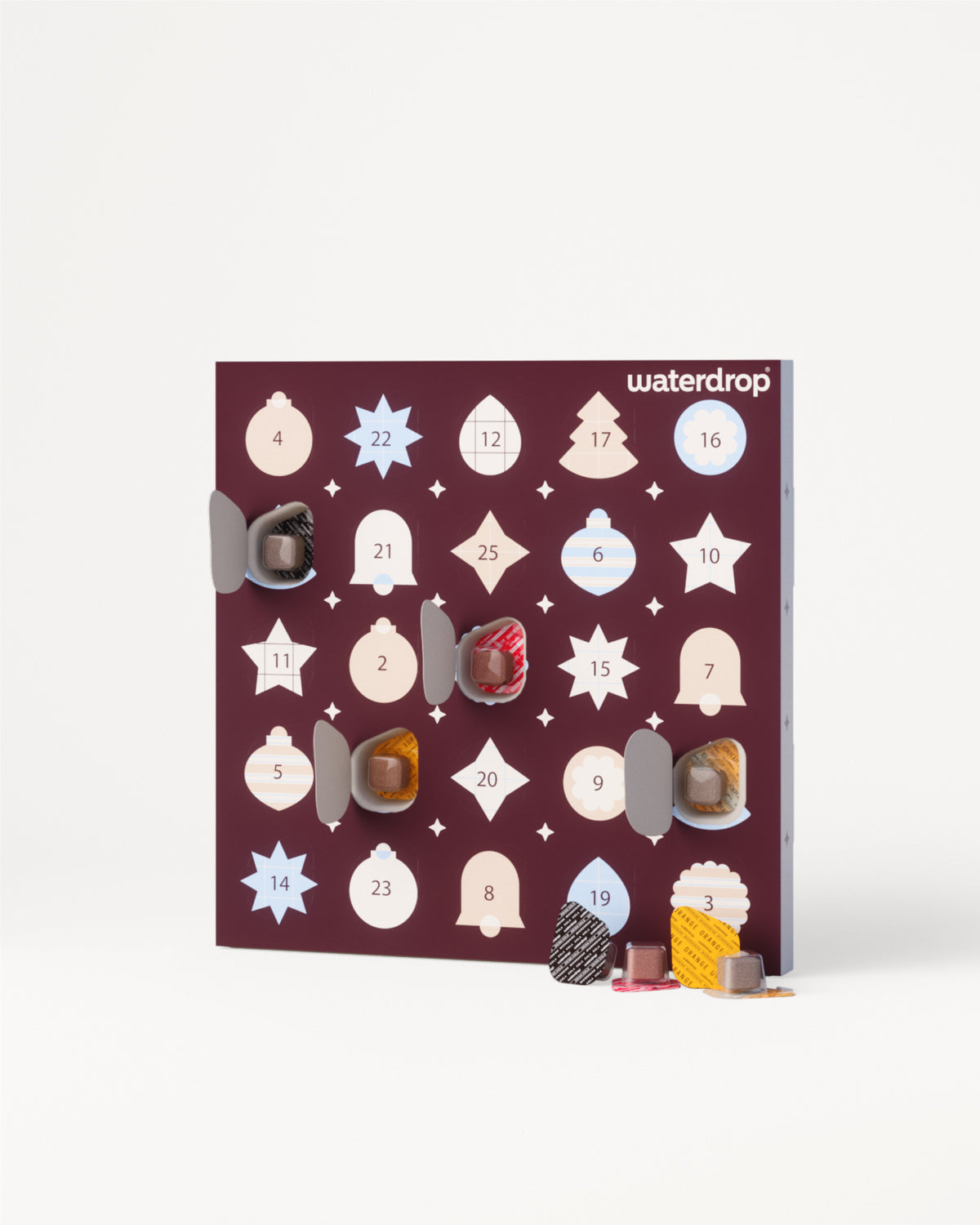 Calendario dell'Avvento con porte numerate e cioccolatini assortiti.