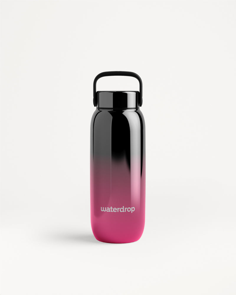 Bottiglia d'acqua con gradiente dal nero al rosa, coperchio nero e manico.