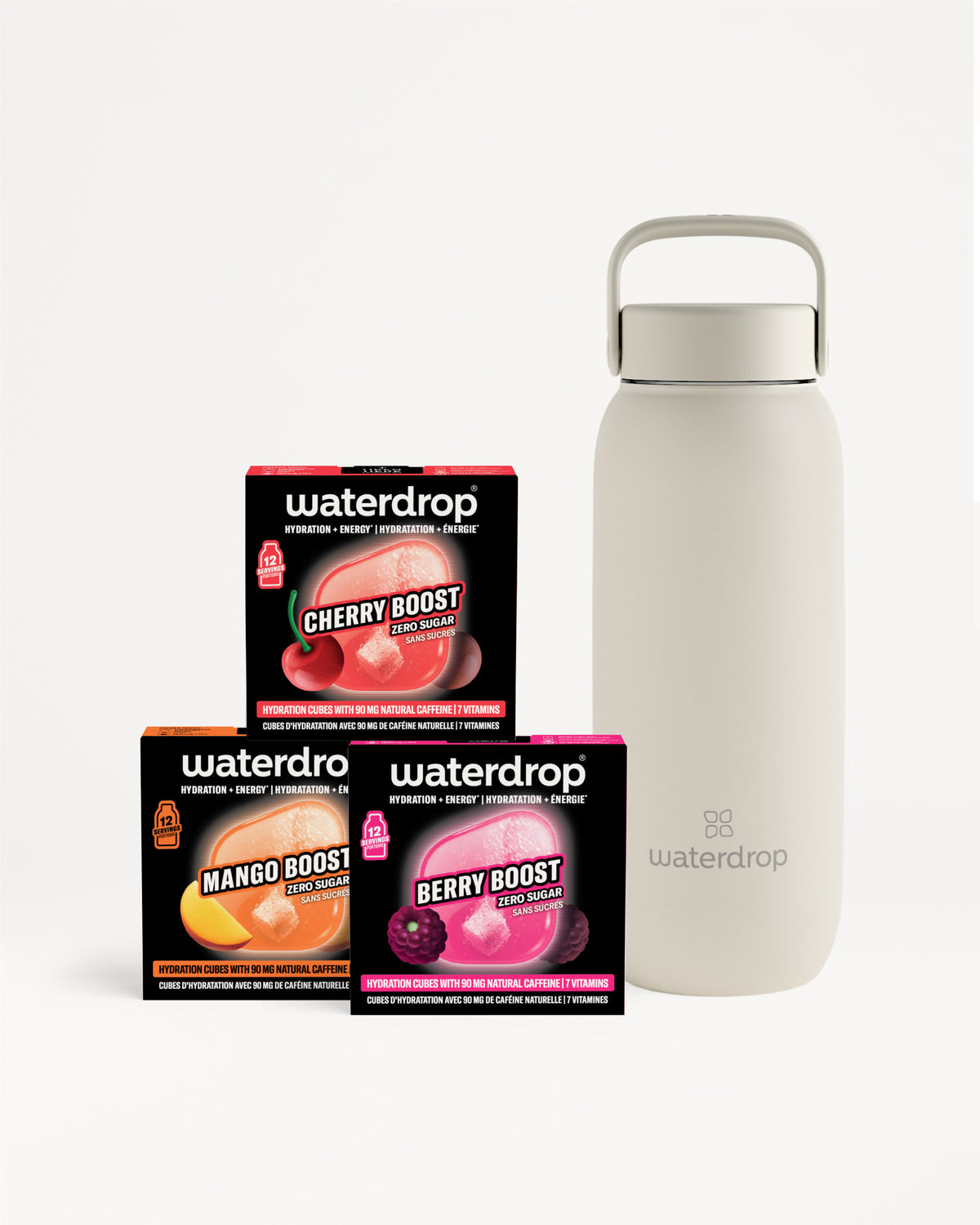 Tre bustine Boost gusto accanto a una bottiglia riutilizzabile grigio chiaro.