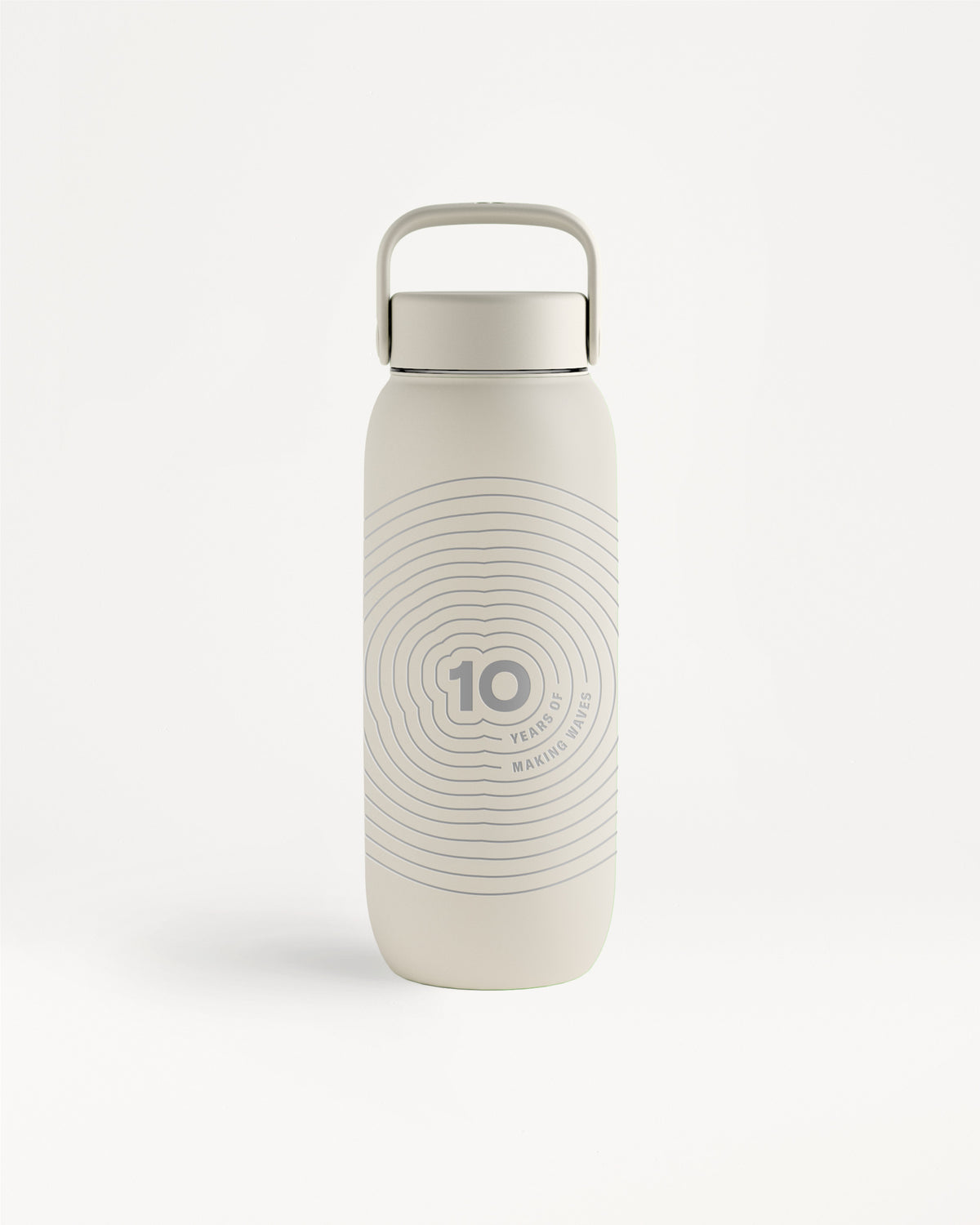 Bottiglia d'acqua riutilizzabile beige con tappo metallico e motivo a cerchi concentrici.