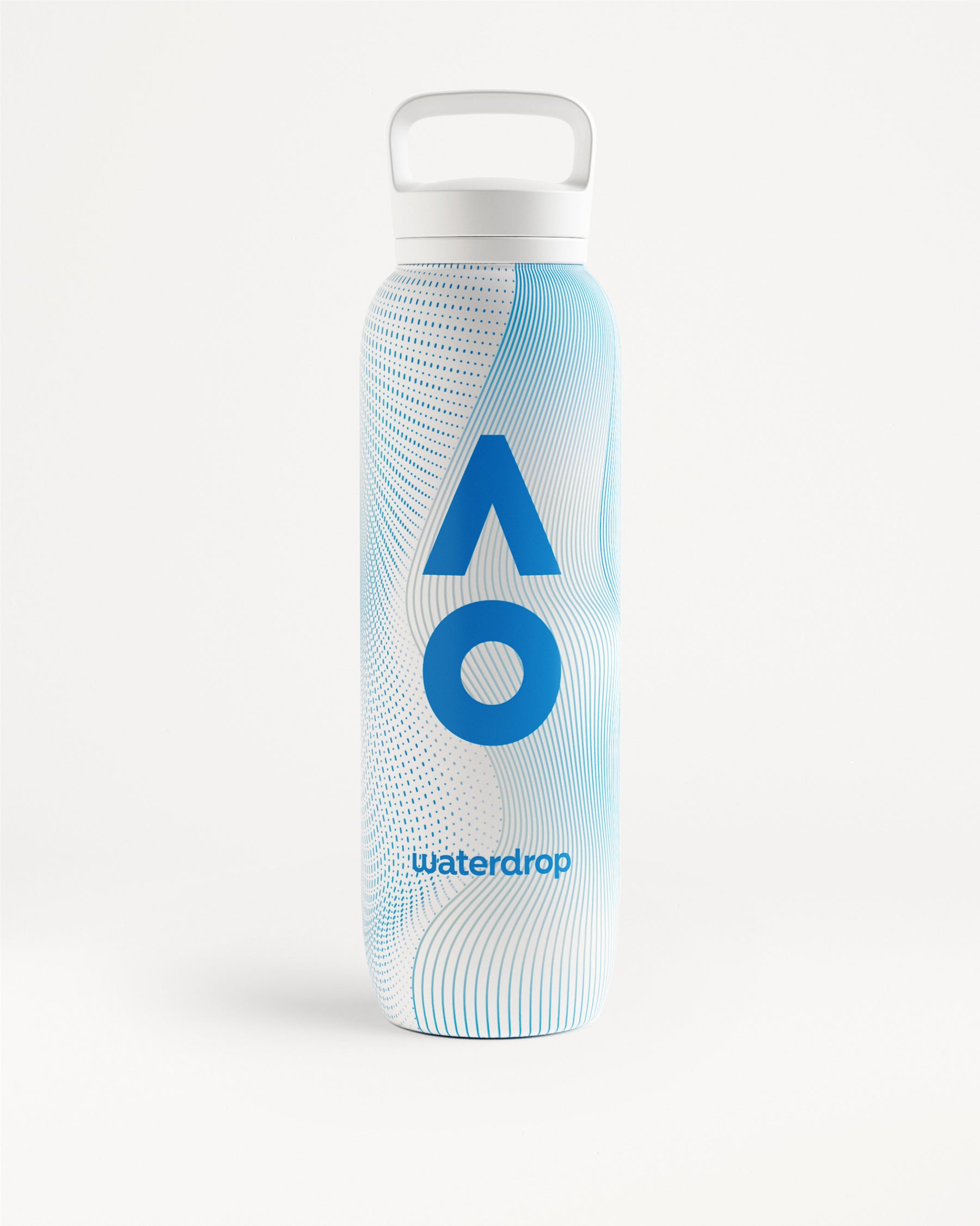 Bottiglia d'acqua alta bianca e azzurro chiaro con tappo a leva bianco e maniglia, logo geometrico blu e motivo a onde.