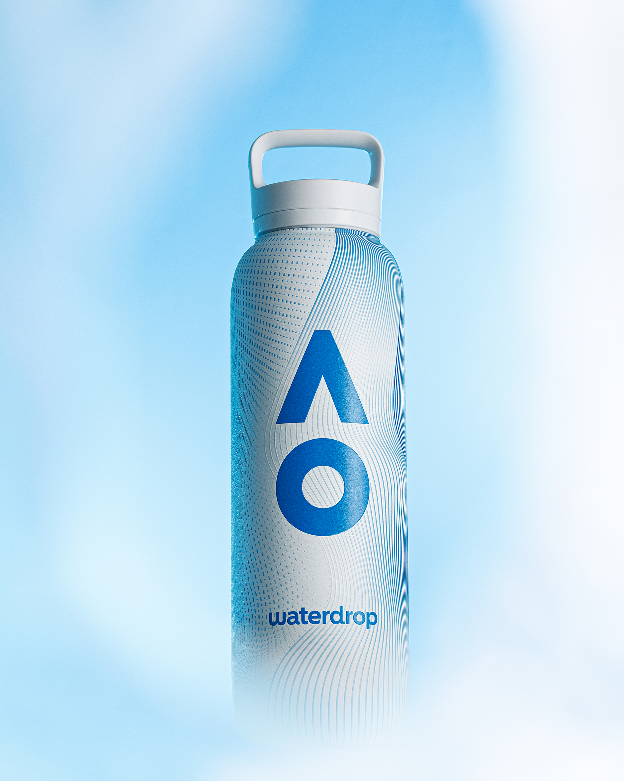 Bottiglia d'acqua riutilizzabile blu con grande logo geometrico bianco sul fronte, sfondo blu nebbioso.