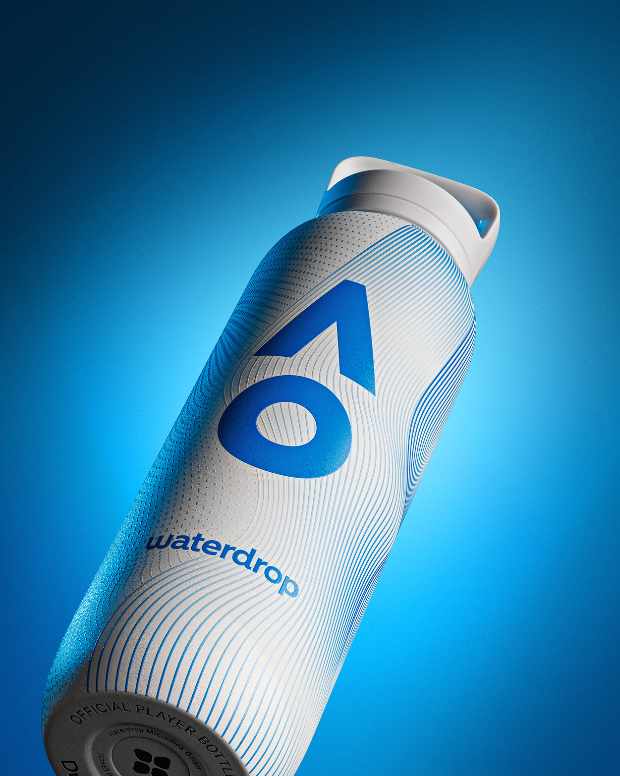 Bottiglia d'acqua sportiva bianca e blu con impugnatura, posizionata di taglio su sfondo blu.