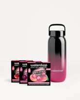 Borraccia riutilizzabile con gradiente dal nero al rosa e diverse bustine di gusto.