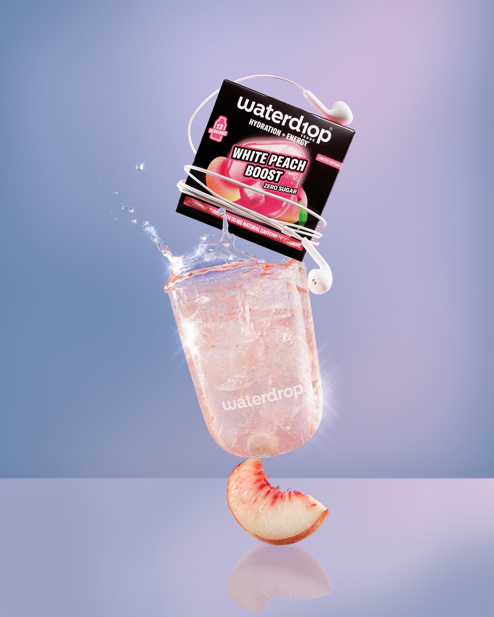 Lolly ghiacciata al gusto pesca sospesa su una superficie riflettente con una fetta di pesca in basso.