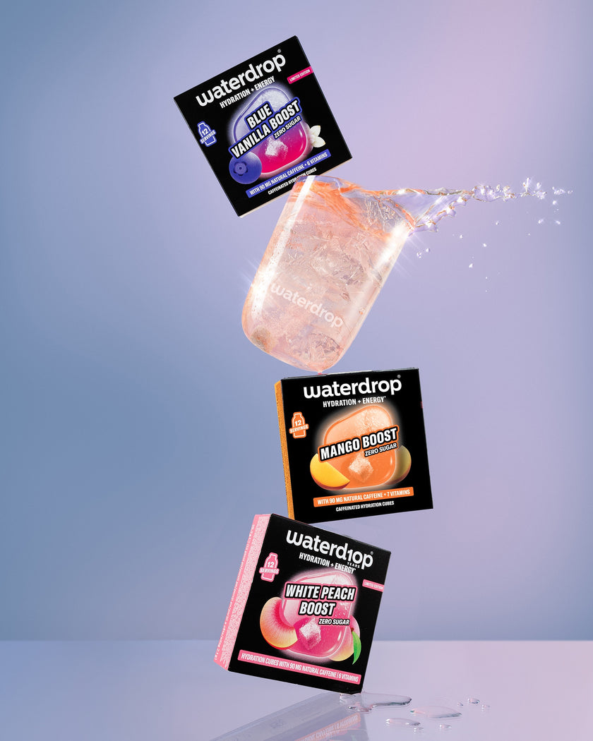 Bustine Waterdrop Boost che fluttuano nell'aria su uno sfondo blu a gradiente.