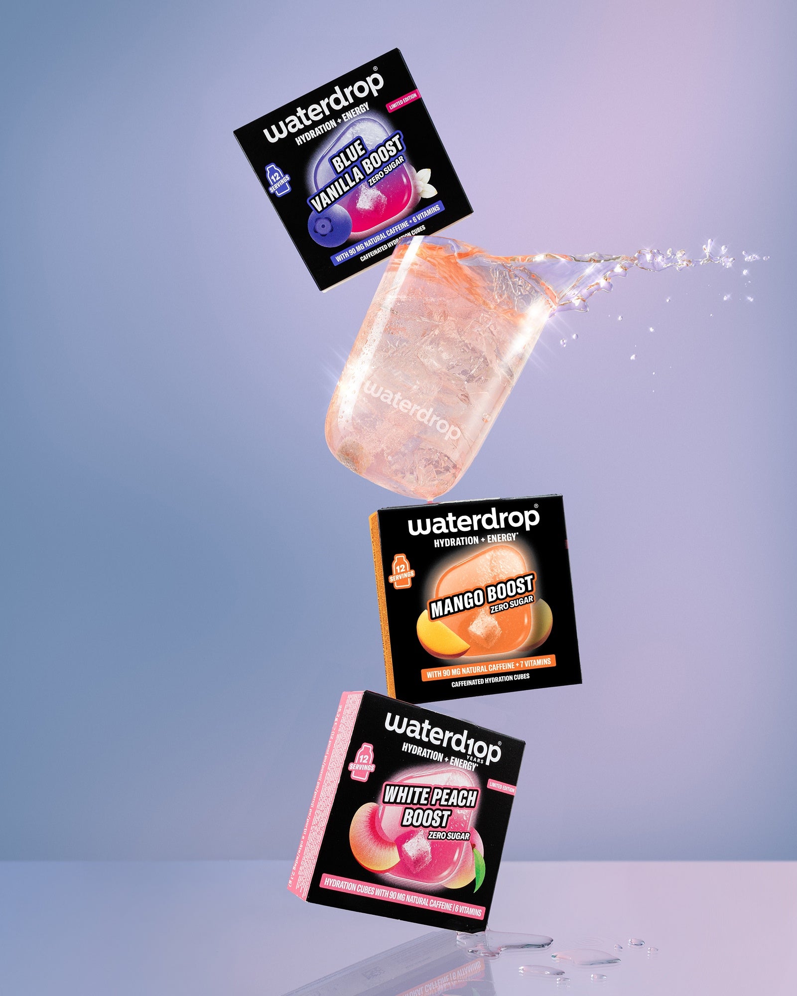 Bustine Waterdrop Boost che fluttuano nell'aria su uno sfondo blu a gradiente.