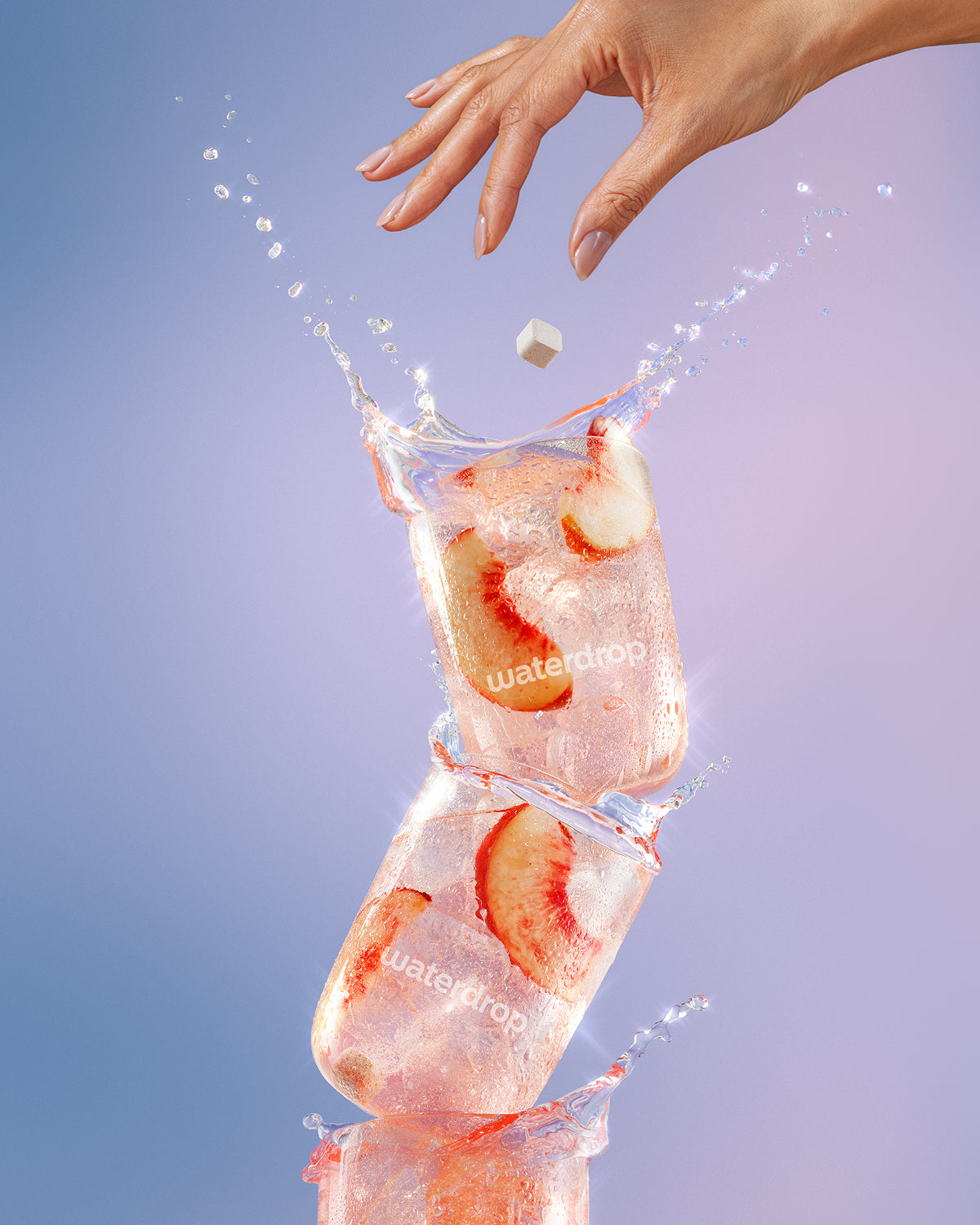 Ghiaccio a cubetti con fette di fragola e una mano che lascia cadere un cubetto, schizzi d’acqua.