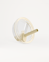 Coperchio trasparente anti-spill con cannuccia integrata e guarnizione beige per una tazza riutilizzabile.